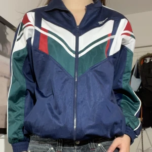 Tjocktröja  - Snygg träningsdräkt från second hand, helt ok skick! Sitter oversized med är tight längst ner! Inte alls mycket använd utav mig. Finns småflickor på den. Skriv för fler bilder eller frågor!