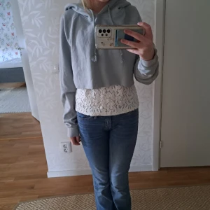 Vit spets tröja - Säljer denna vita spets tröja som är använd ett fåtal gånger. Inga defektet, som helt nytt skick. Funkar att ha under en cropped tröja, säljer då jag tycker den är förstor, man får också med en extra knapp🩷