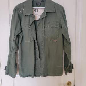 Militärgrön G-STAR RAW skjorta i mycket gott skick. Storlek M.  I manskollektionen men passar lika bra för kvinnor. 