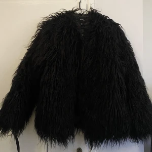 Otroligt fin NY päls från Boohoo - Helt ny oanvänd svart päls från Boohoo, säljer pga köpte fel storlek:( lappen kvar. Den är så himla fin, passar perfekt till ALLT! Storlek 38 vilket är inom ramen för Small på deras hemsida, den går precis över rumpan för mig som är 163, fin passform! 