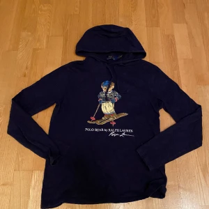 Polo Ralph Lauren hoddie  - Mysig Ralph Lauren hoodie. Köpt för något år sedan och säljer den för att jag växt ur den. Hör av er vid intresse