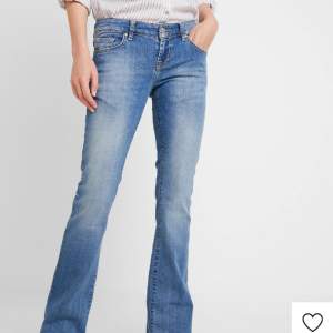 Jätte snygga låg midjade Ltb jeans i modell Roxy, använt fåtal gånger och är i jätte bra skick