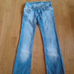 Bootcut jeans - Lågmidjade jeans med smal bootcut/straight-fit och massa fina detaljer ⭐️förlåt för suddiga bilder, nya bilder kommer i eftermiddag (samt alla mått)! För små för mig så kan tyvärr inte skicka bild hur dom ser ut på😢
