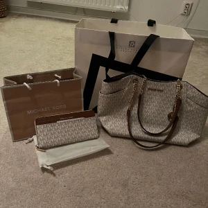 Michael kors väska och plånbok - Väska och plånbok som är helt oanvända! 2000kr för båda, om ena skulle önskas och köpa så går de med!