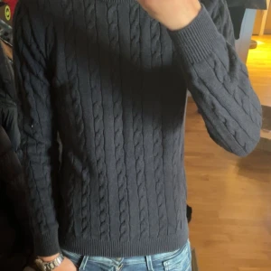 Stickad tröja - Riktigt snygg stickad tröja, den är i nyskick och säljes endast för 300kr, hör av er vid funderingar osv🙌🏻