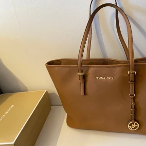 Michael kors väska  - Säljer en jätte fin Michel kors bästa som är väldigt stor och du kommer få plats med mycket i den:) köptes för ungefär 2 år sedan men den är som ny. Kan tänka mig att gå ner i pris vid snabb affär 