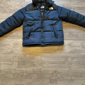 North face jacka - En helt ny north face jacka, jättefin och varm. Använd ungefär 4ggr. Den är för stor därför säljs den. Nypris 3500kr