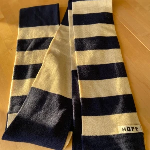 HOPE halsduk - Härlig halsduk från HOPE, randig i mörkblått/naturvitt. Ull/bomull. Helt oanvänd. Ca 15x360 cm.