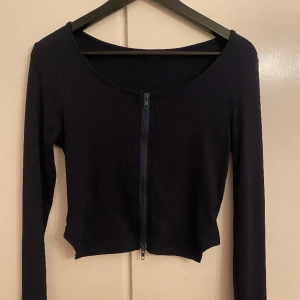Tröja/topp - Marinblå topp med dragkedja i mitten som kan dras vid båda hållen. Jätte fin på använd någon en stacka gång. Funkar för både S och M för mer info eller bilder så är de bara att skriva.