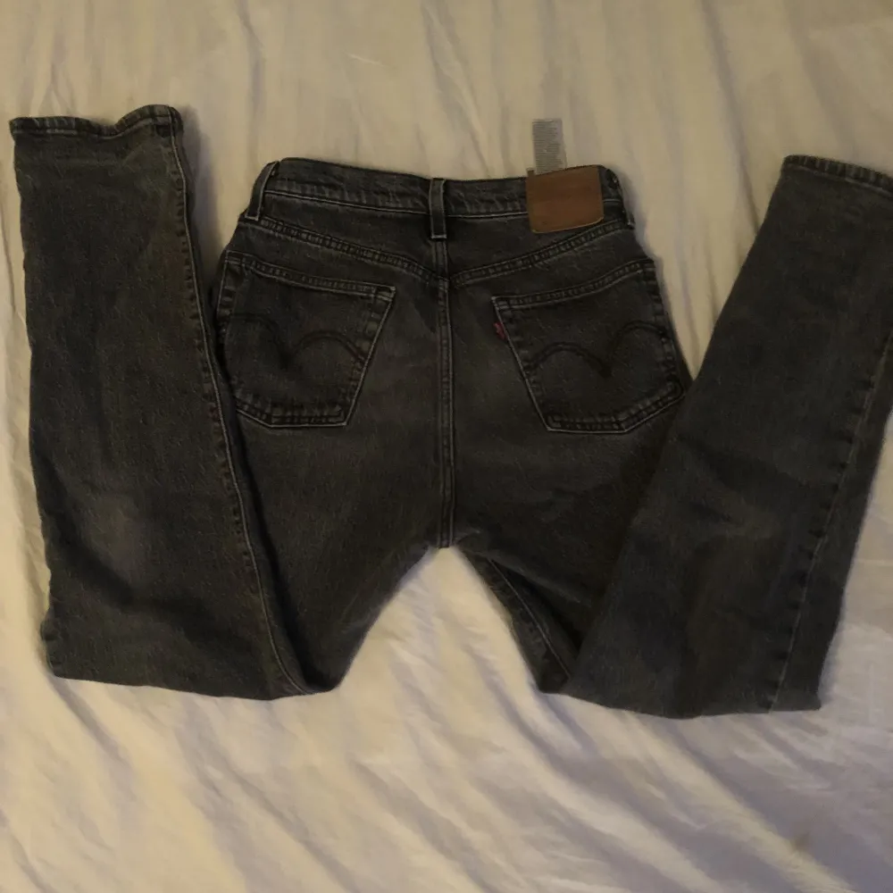 Det här är mina gamla Levis 501 köpta för 700kr. Skicket är 8/10. Strl-W26 L30. Pris kan diskuteras vid seriös köpare. Jeans & Byxor.
