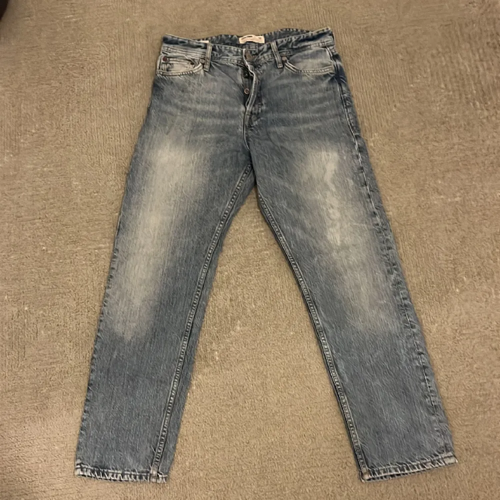 Jätte snygga jeans från Jack and Jones. Köpta för 600 och i oehört bra skick. Använt ungefär 3 gånger då jag köpta ett par likadana från Levis. Mitt pris är 250 och pris kan såklart diskuteras😁. Jeans & Byxor.