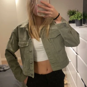 Grön jacka - Superfin grön jeansjacka från Gina Tricot som inte kommit till användning💞