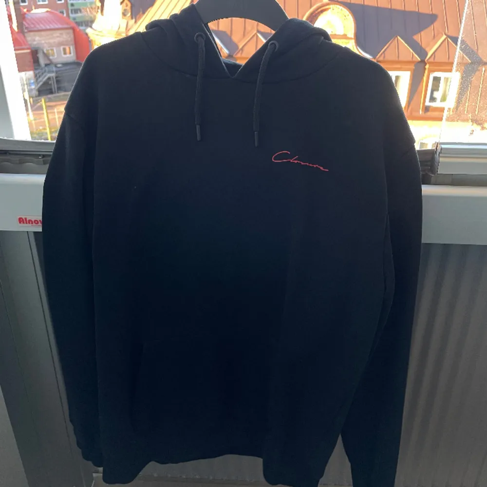 Svart Hoodie helt i nyskick. Lite för stor för mig och endast därför jag väljer att sälja den. Annars riktigt stilren! Nypris: 350kr. Hoodies.