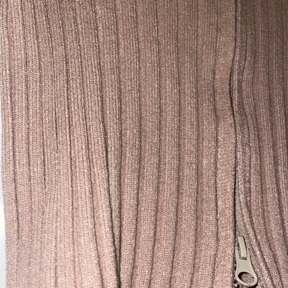 Denna Stickad tröja med tvåvägsdragkedja är så snygg, hade aldrig på mig den och fick som födelsedagspresent. Den passar tyvärr inte mig och är tvungen att sälja tröjan. Den är så snygg med en vit eller svart linne under tröjan.   Ordinarie pris: 449 SEK . Stickat.