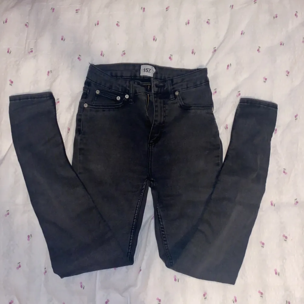 Skinny jeans i mörk grå/ljusare svart, storlek är ungefär XS-S.. Jeans & Byxor.