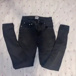 Skinny jeans i mörk grå/ljusare svart, storlek är ungefär XS-S.