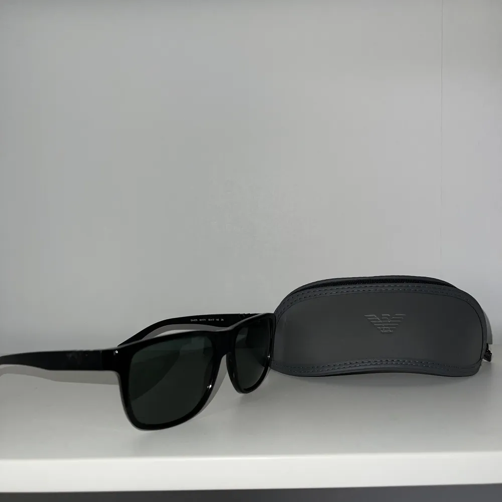 Äkta Armani solglasögon  Serienummer och certifikat finns  Fodral medföljer . Accessoarer.