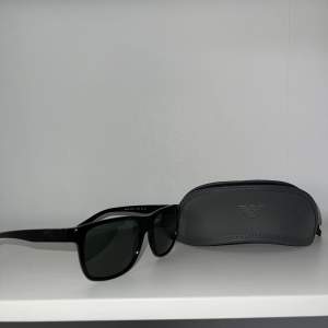 Äkta Armani solglasögon  Serienummer och certifikat finns  Fodral medföljer 