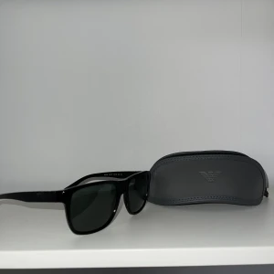 Armani solglasögon  - Äkta Armani solglasögon  Serienummer och certifikat finns  Fodral medföljer 