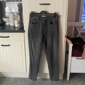 Raka jeans från Gina tricots utbud sv kortare jeans, bör passa den som är cirka 160 cm. Bra skick. 