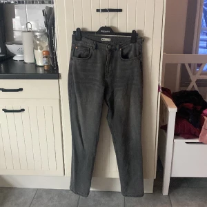 Raka jeans  - Raka jeans från Gina tricots utbud sv kortare jeans, bör passa den som är cirka 160 cm. Bra skick. 