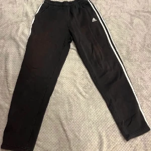 Adidas mjukbyxor - Säljer mina mjukisar från adidas. Använda men hela o fräscha. Pris kan diskuteras vid snabb affär 