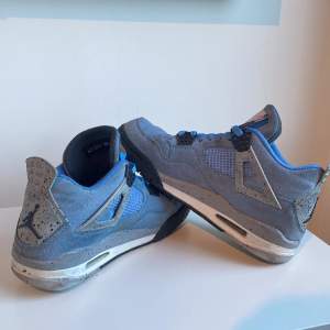 Säljer mina Jordan 4 Univerisity Blue då dem aldrig används mer. Du får även med en passande blå balaclava. Skorna är fake 1:1 kopia. Hör av dig om du är intresserad av att köpa eller byta.