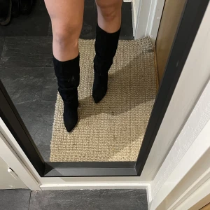 Stövlar från nelly  - Svarta stövlar från Nelly i strl 36. Använda endast ett fåtal gånger!