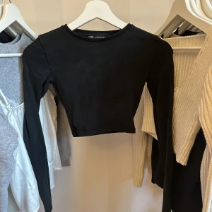 Zara topp - Svart långärmad tröja med tajt passform ifrån zara. Använd endast nån gång💗