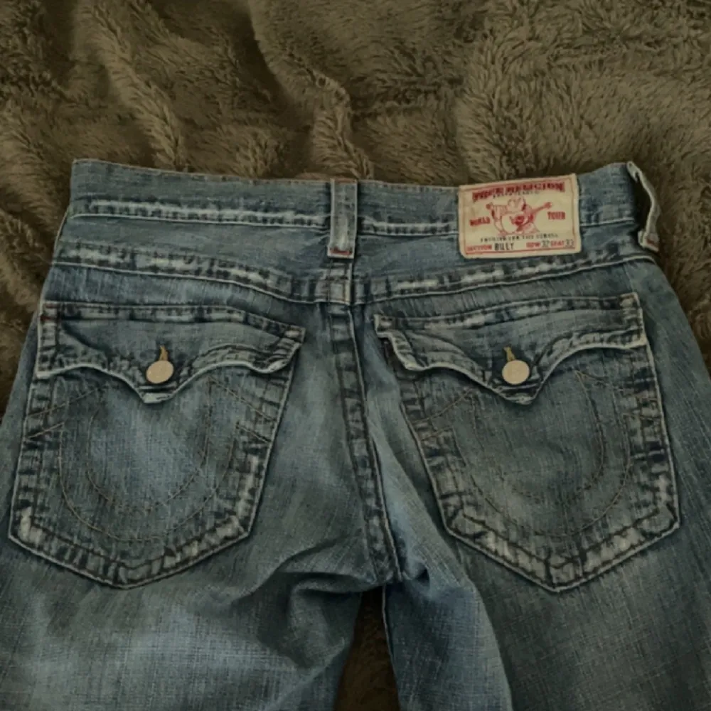 snygga trueys 🙏🙏🙏 modellen är billy, midjemått tvärs över 45 innerbenslängd 80! funkar för tjejer och killar ig 😇 säljer även ett par bootcut i modell. Jeans & Byxor.