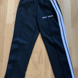 Palm Angels - Blev scamad här av en lallare på Plick och säljer därmed till ett acceptabelt pris🤝🏽. Storlek M, passar S. Skick 7/10. Har ingen qr-kod (riktigt bajs) men utseendemässigt är den lik en äkta.