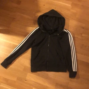 Adidas zip - Säljer denna klassiska Adidas zip då jag växt ur den. Har de 3 vita ikoniska banden längs hela armen. Stl S och inget tecken på slitage.  Tvättas såklart innan den skickas:)