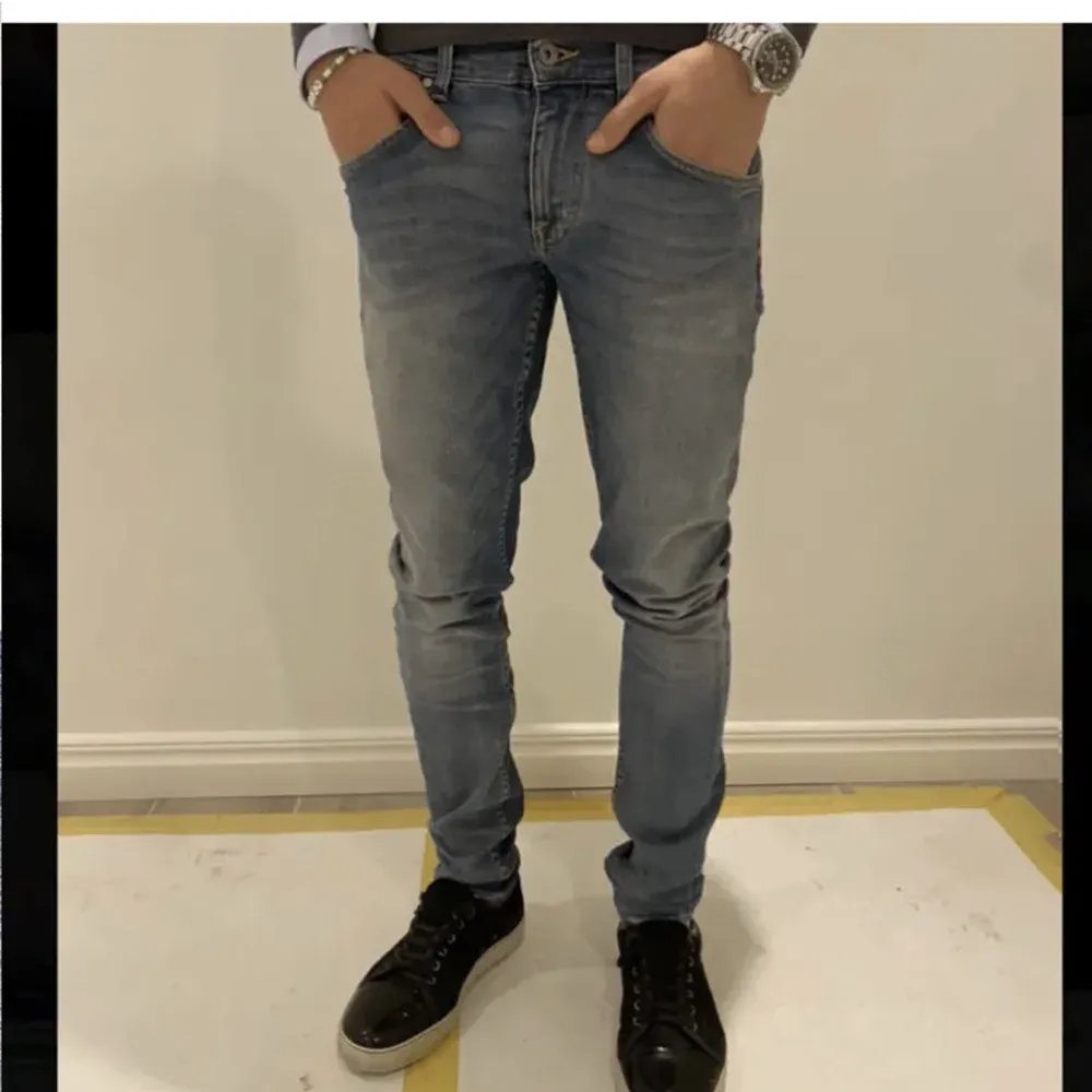 Säljer dessa Tiger of sweden jeansen i nyskick (9,5/10cond) modellen är 176cm och 65kg. Hör av er vid intresse!🟫. Jeans & Byxor.