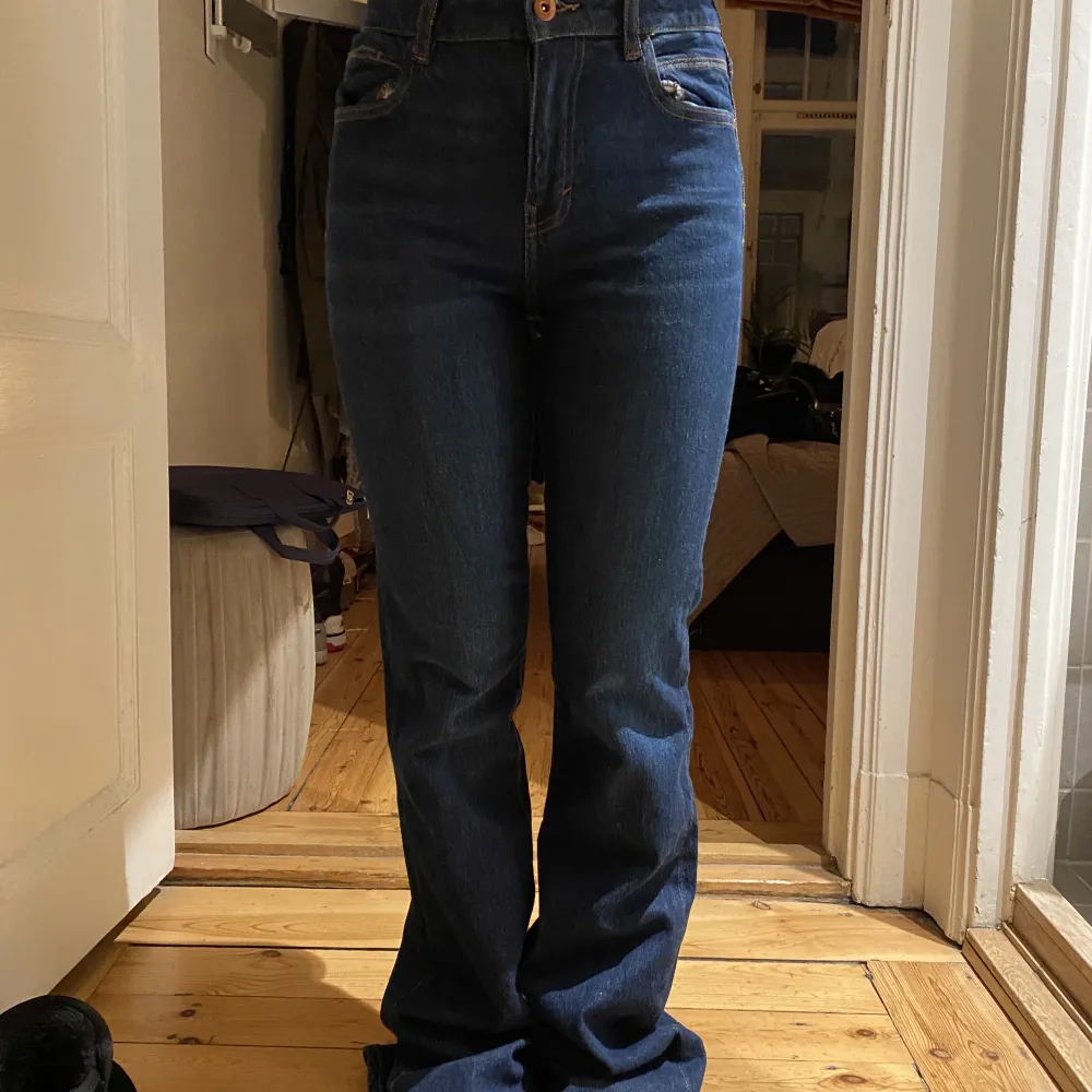 Zara jeans som är i bra skick. Jag säljer för att dom är för korta. Bilderna är på min vän som är 153❤️. Jeans & Byxor.