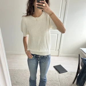 Vit stickad - Jätte söt vit stickad tshirt med ballong ärmar, aldrig använd har bara legat i garderoben ✨ Pris kan diskuteras