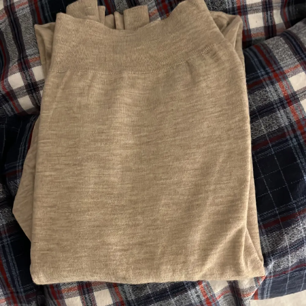 Säljer denna sjukt snygga Cashmere tröjan från märket Davida, tröjan är sjukt snygg och i otroligt fint skick Nypris:2200 Skick 9/10. Stickat.