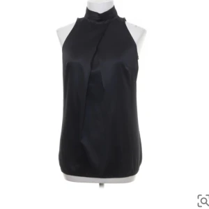 Svart Blus - Säljer denna fina halther neck blusen,super bra skick,hör av er för fler bilder 👌🏻och använd gärna köp nu🫶🏻🫶🏻  