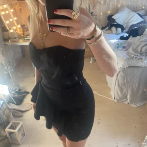 Klänning  - SUPER snygg klänning, perflet till nyår ❣️❣️❣️sitter jätte nice och är väldigt bra kvalitet!!