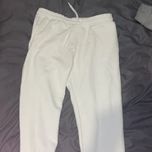 Zara mjukisar - Zara mjukisar i storlek L. Färgen är krämig men lite mer åt det vita hållet