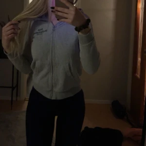 Peak Performance hoodie 🩶 - En grå Peak Performance zip-hoodie. Storlek: 150, passar även XS.