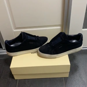 Arigato skor  - Säljer nu mina mörkblå arigatos som är väldigt ny införskaffade. Skorna har mest vart använda i skolan. Pris går att diskutera vid snabb affär. Kom priv vid fler bilder. Allt og finns!!