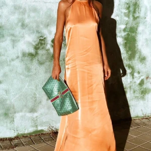 Klänning från ZARA S - Populär långklänning från zara strl S i fint skick! Använd 3 ggr hittar inget att anmärka på! 🌸