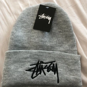 Stussy Mössa Grå  - Testad på ett få tal gånger, 100% äkta medföljer original förpackning ej kvitto 
