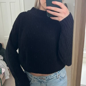 Svart stickad  - Svart stickad tröja från H&M. I storlek M men passar även S. I bra skick och sitter perfekt. Lite kroppad vilket ger den en superfin passform till lågmidjade byxor. 
