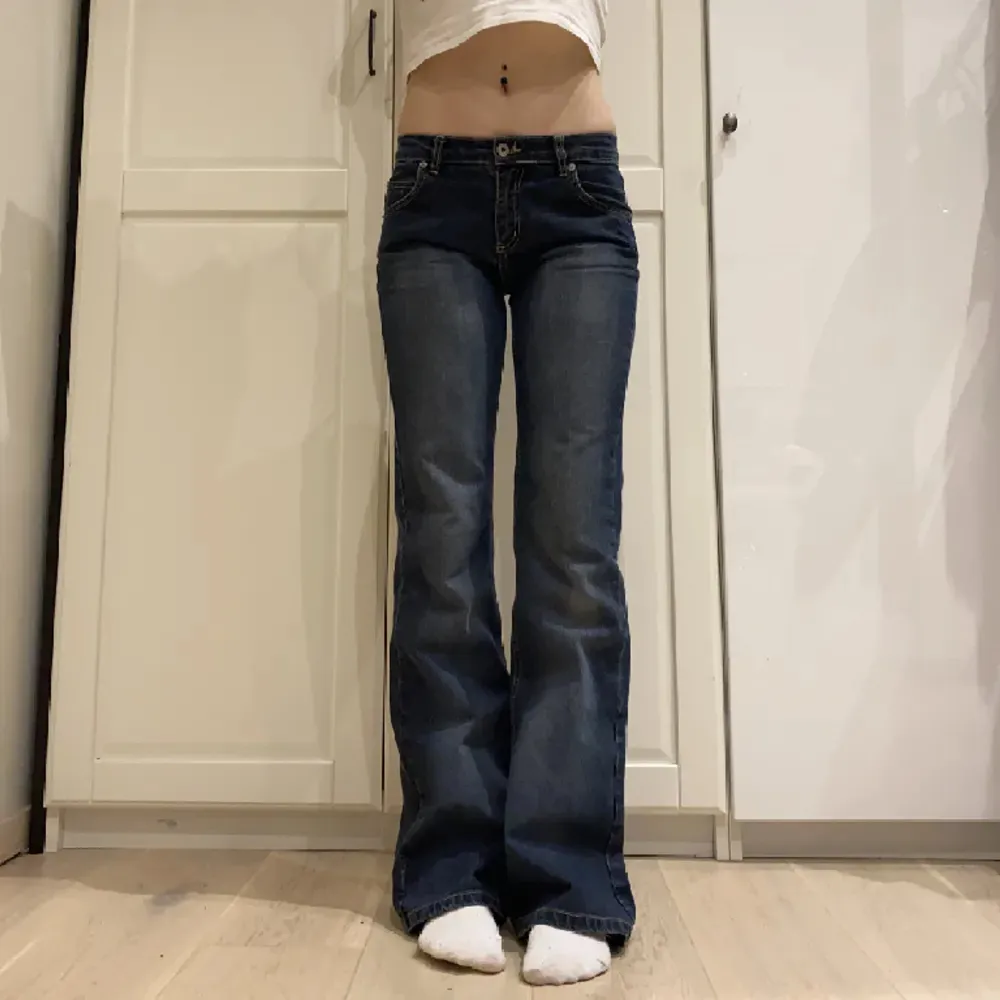 Midja: 82 innerben: 84cm hon är 170 för referens💞 Säljer pga att det inte passar mig tyvärr! Ny aldrig använd! 💞(lånad bild). Jeans & Byxor.