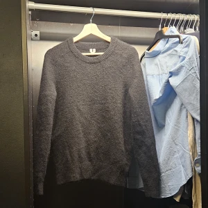 Stickad tröja  - En svart stickad tröja i fint matrial köpt på arket i göteborg för ungifär 1000kr  Säljs för att jag inte anvönder den längre skick 9/10 storlek S 🤩 (pris går alltid o diskutera vid snabb affär) 