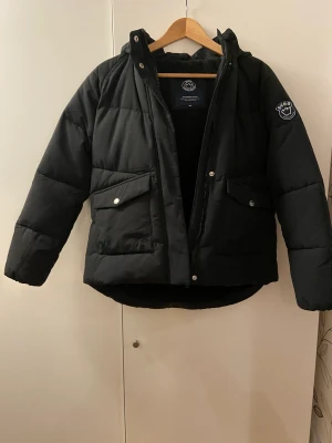 Svea jacka - Svart jacka, mycket sparsamt använd. Storlek 160, men även en small eller liten medium kan ha denna.