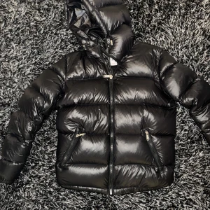 Zara glossy jacka - 8/10 skick, svart gloss frän zara säljs för 1400-1500; finns kvitto online; storlek S och jackan har en liten repa 