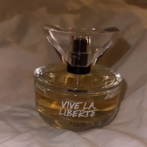 Hickap parfym  - Sparsamt använd som på bilden , vill du se tydligare så skickar jag gärna bild. På hickaps hemsida beskriver dem doften men jag skulle säga att den luktar söt mandarin och passar perfekt nu på vintern 🙌🏻 Kostar 499;- ny 