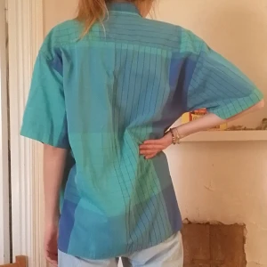 Vintage skjorta - Ball kortärmad mansskjorta. Grön och blå. Gammal och använd, men bra skick ändå. 